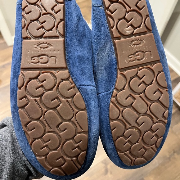 Uggs women cozy slippers excellent condition only wore a few times size 9 - Picture 2 of 4
